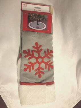 Holiday Style Christmas Tree Skirt 40" Gray White Fur Trim Red Snowflake